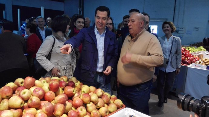 Juanma Moreno visita una cooperativa agrícola durante la campaña electoral 
