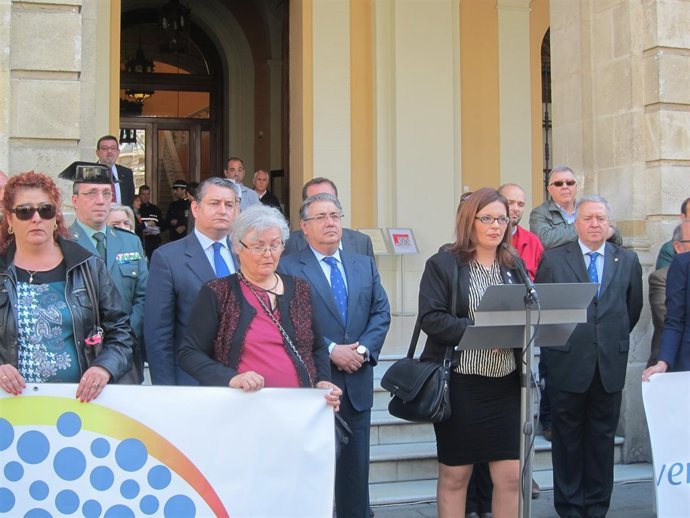 Acto contra el terrorismo a las puertas del Ayuntamiento
