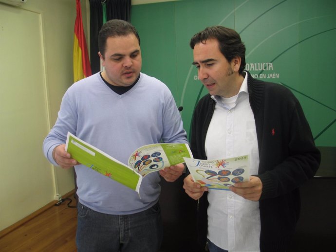 Víctor Torres (i), junto a Luis Pérez, presenta los premios Jaén Joven 2015.