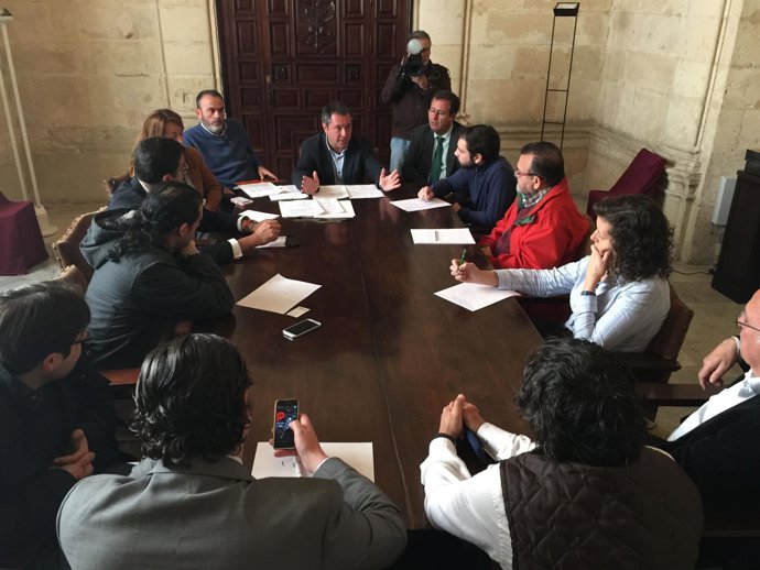 Espadas durante la reunión con la plataforma contra la zona azul