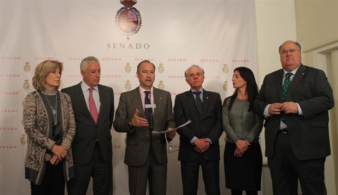 Senadores del PP y PSOE tras un pacto sobre no demolición de pisos ilegales