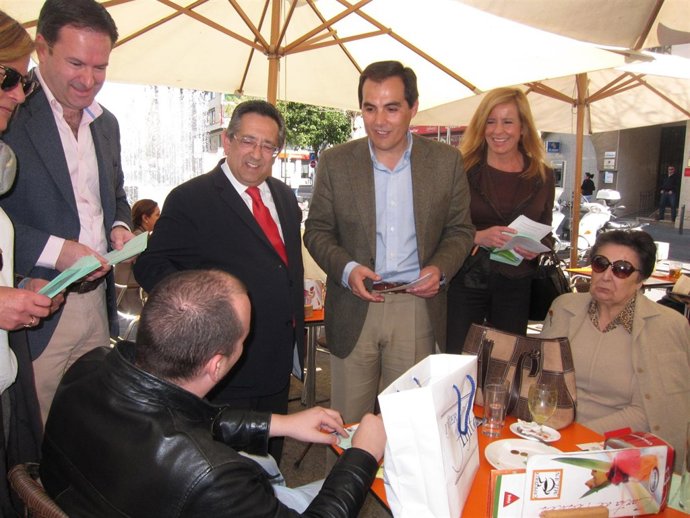 José Antonio Nieto en el reparto de propaganda