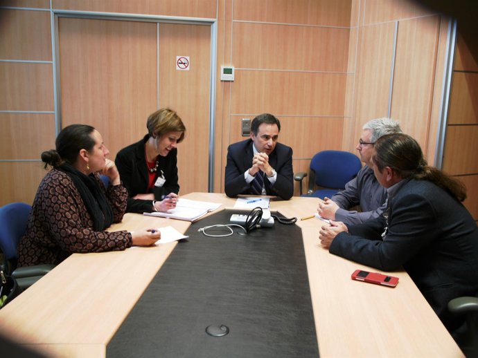 El presidente de la CHE, Xavier de Pedro, con la Plataforma LindaNO.