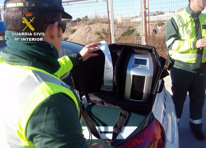 Guardia Civil inspecciona el tacógrafo del camionero manipulado
