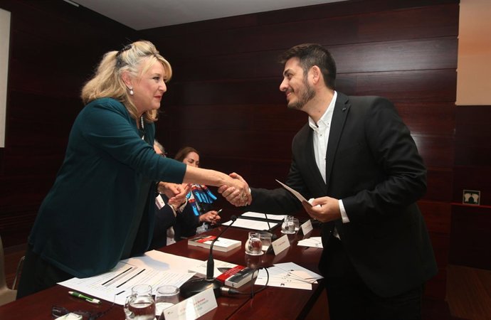 Guillermo Roz recoge el XVI Premio Unicaja de Novela Fernando Quiñones