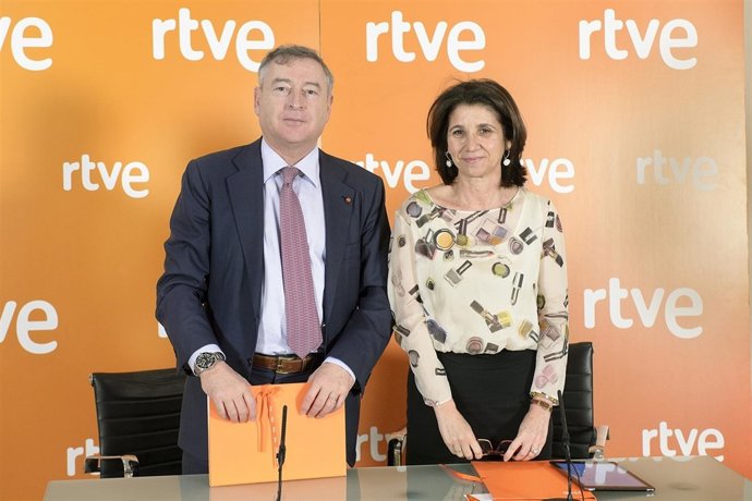 Inmaculada García, presidenta de LAE, y José Antonio Sánchez (RTVE) 