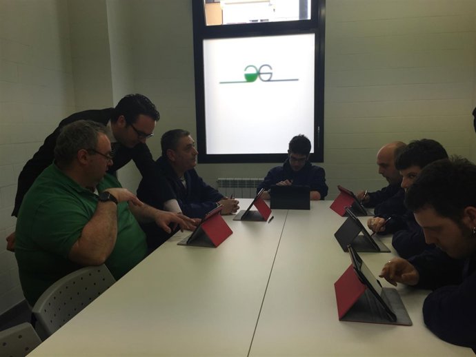 Alli junto con usuarios que realizan una actividad de estimulación cognitiva.