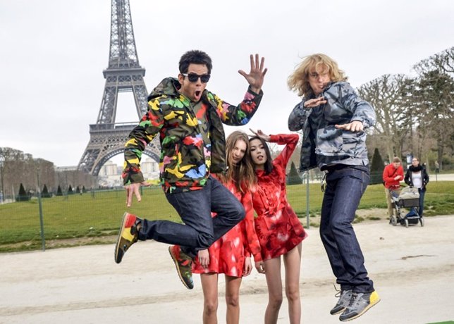 Ben Stiller and Owen Wilson pose for the photographers at Champ de Mars for the 