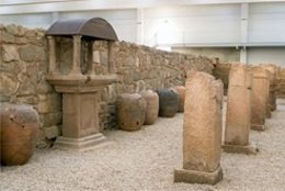 Restos de la villa romana de las Musas, expuestos en el edificio funcional