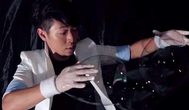Este artista juega con la magia de las burbujas en este espectacular vídeo