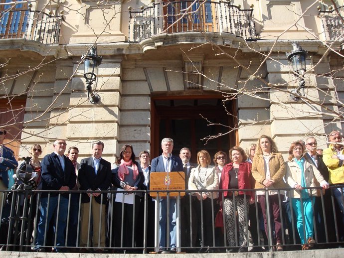 Minuto de silencio en el Ayuntamiento de Jaén