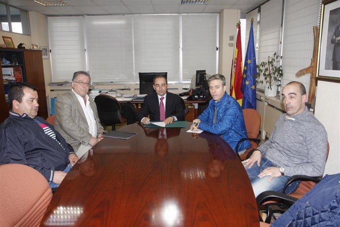 Serna se reúne con el alcalde de Villafufre