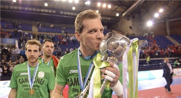 Luis Amado con la Copa de España que ganó el Inter en 2014