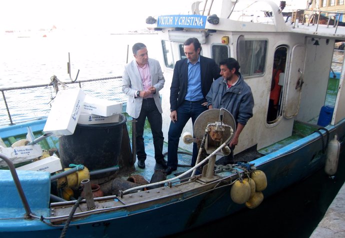 Elías Bendodo y José Ramón Bauzá en la lonja del puerto de Málaga