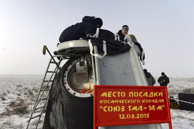 La nave espacial 'Soyuz' regresa a la Tierra con tres tripulantes de la ISS