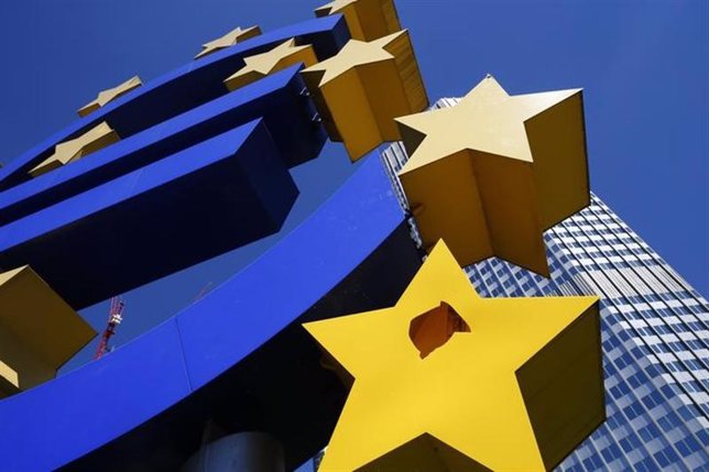 Vista de una escultura que representa al símbolo de la zona euro
