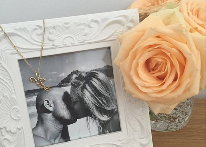 Bar Refali pasa por el altar junto a Edi Erza 