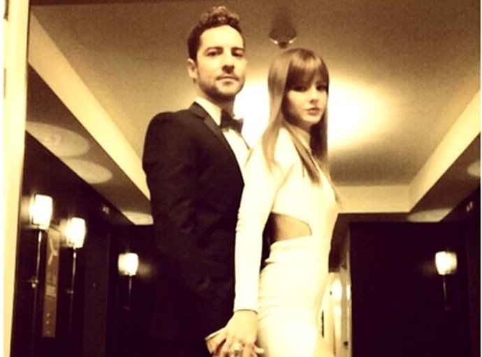 DAVID BISBAL Y LA CHINA SUAREZ ELEGANTES Y PROVOCATIVOS EN SU PRIMERA APARICION 