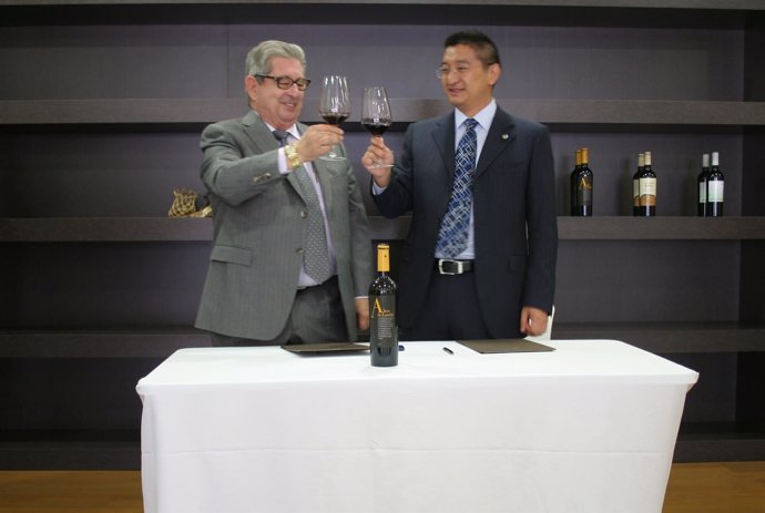 El presidente de Bodegas Luzón, José Fuertes, brinda con Li Shiyi