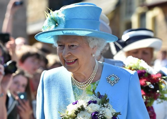 La reina isabel II muestra su parte más solidaria con un niño 