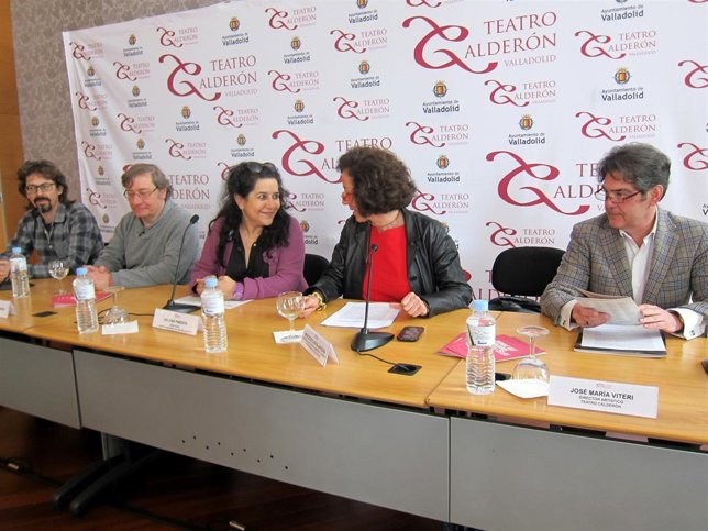 Helena Pimenta (centro), en la presentación de la obra en Valladolid. 