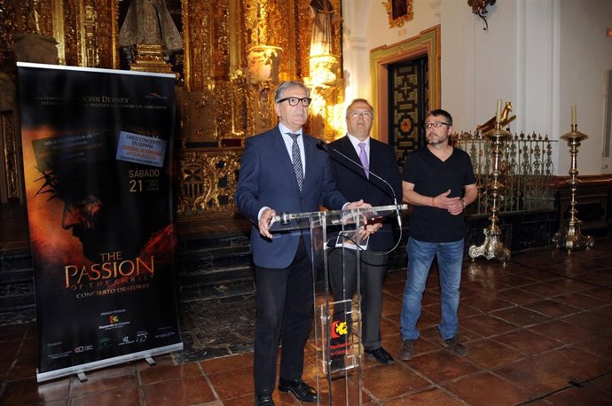 Pineda interviene, junto al cartel del concierto y ante Moreno y Sáenz-López