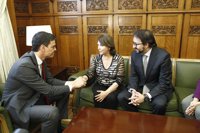 El PSOE anima a Podemos a ayudar a mejorar la calidad democrática de Venezuela