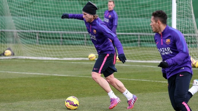 Rakitic y Adriano en el entrenamiento del FC Barcelona