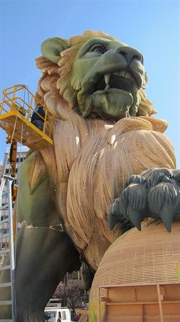 Un empleado del taller de García trabaja sobre el monumento