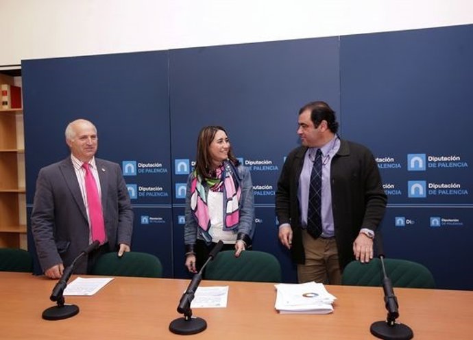 Asenjo (C) junto a los dos diputados