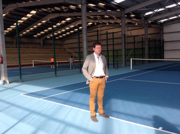 El concejal de Deportes visita las pistas de tenis de La Lechera