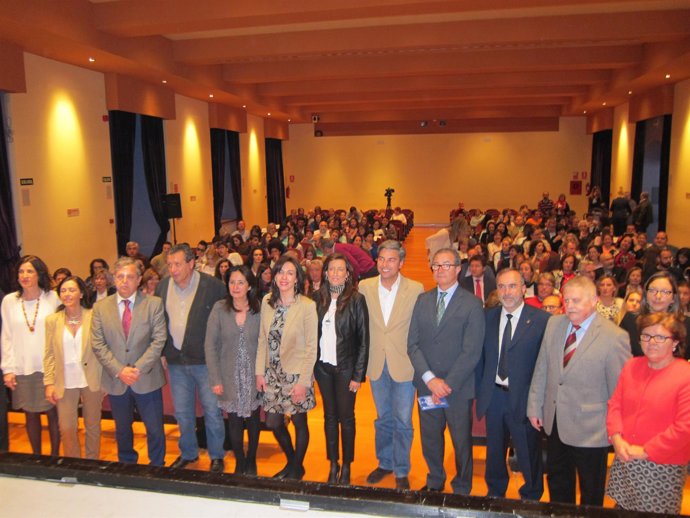 Autoridades (en primer plano) al inicio del acto