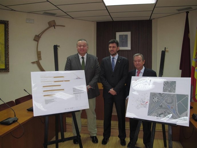 Consejero presenta nueva rotonda al alcalde de Alhama