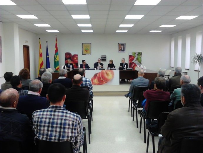 R.Espadaler reunido con regantes y productores de fruta de Aitona