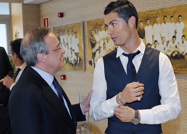 Cristina Ronaldo y Florentino Pérez charlando.