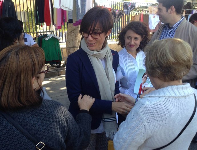 Gámez en su visita al mercadillo del distrito de Ciudad Jardín