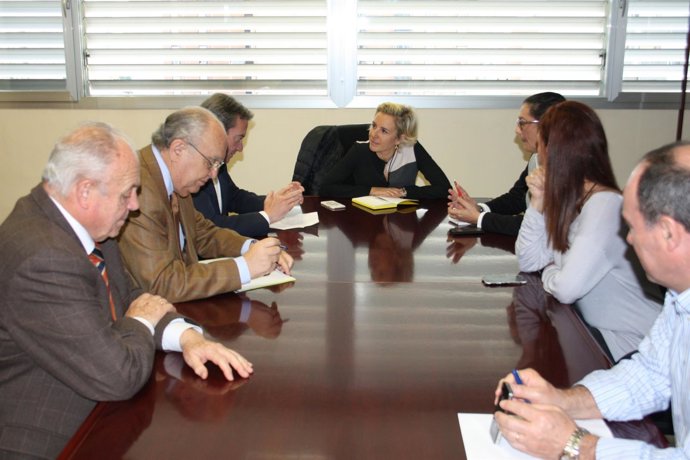 La consejera de Agricultura, centro, en la reunión con representantes de APOEXPA