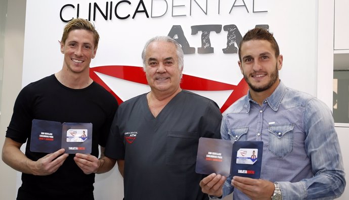 Fernando Torres y Koke en la inauguración de la clínica dental ATM