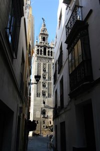 Vox acusa a Podemos que buscar "la islamización de España" y defiende la "identidad católica" del país