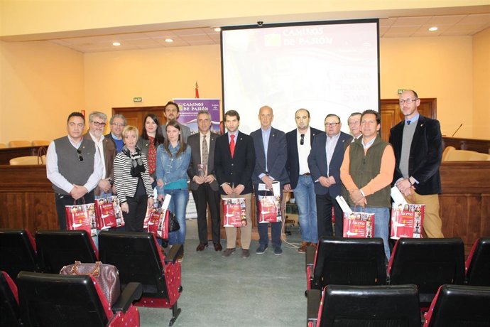 Los asistentes al acto de firma del convenio