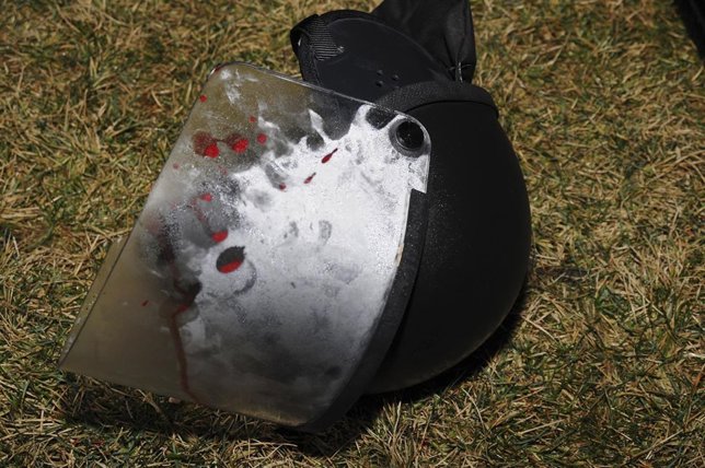 Casco de uno de los agentes heridos en Ferguson