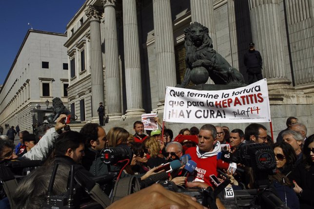 La Plataforma de Afectados por la hepatitis frente al Congreso