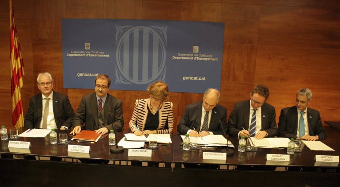 Firma del convenio entre Enseñanza y Basf, con la consellera I.Rigau y E.Rauhe