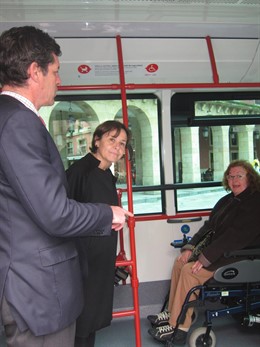 La alcaldesa en un autobús de Emtusa