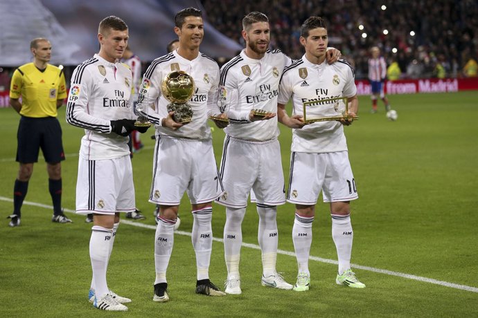 Toni Kross, Cristiano Ronaldo, Sergio Ramos y James Rodríguez con los trofeos