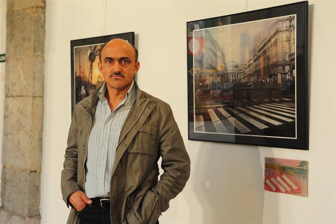 Chema Prieto junto a una de las obras