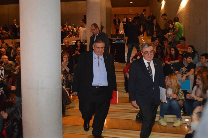 El presidente del Colegio de Periodistas en Lleida R.Gimena y el alcalde A.Ros.