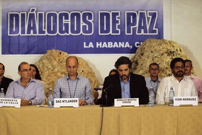Los negociadores y los mediadores en el proceso de paz colombiano.
