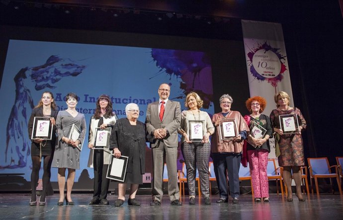 Rodríguez-Comendador entrega los premios a ocho mujeres almerienses
