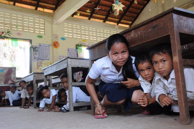 Niños en un simulacro en una escuela en Camboya